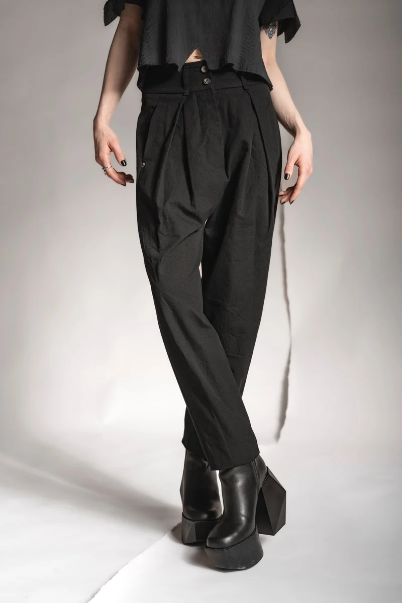eigensinnig wien | Leontion | Schwarze Designer Baggy Hose für Damen aus Baumwolle