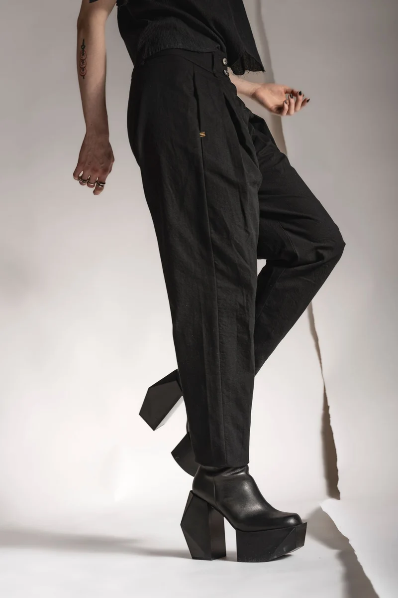 eigensinnig wien | Leontion | Schwarze Designer Baggy Hose für Damen aus Baumwolle