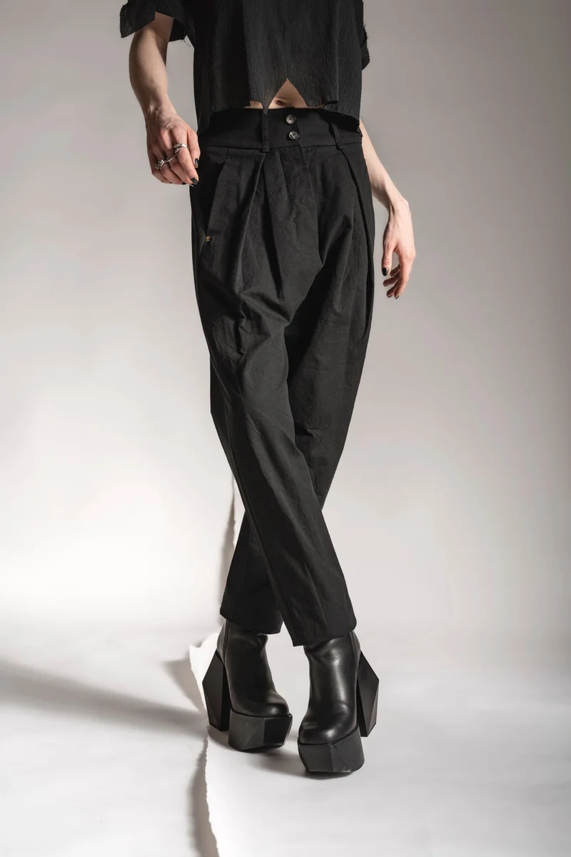 eigensinnig wien | Leontion | Schwarze Designer Baggy Hose für Damen aus Baumwolle