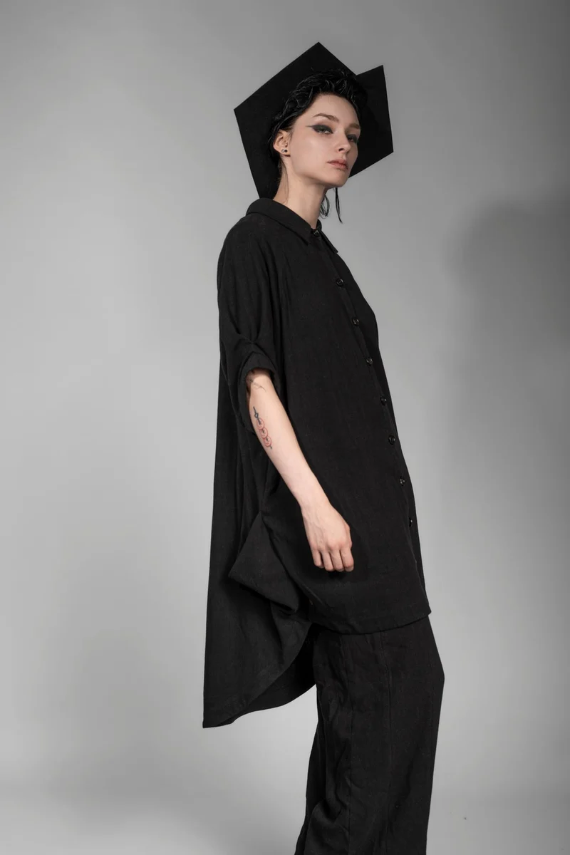 eigensinnig wien | Foucault | Schwarze Designer Longbluse aus Leinen für Damen