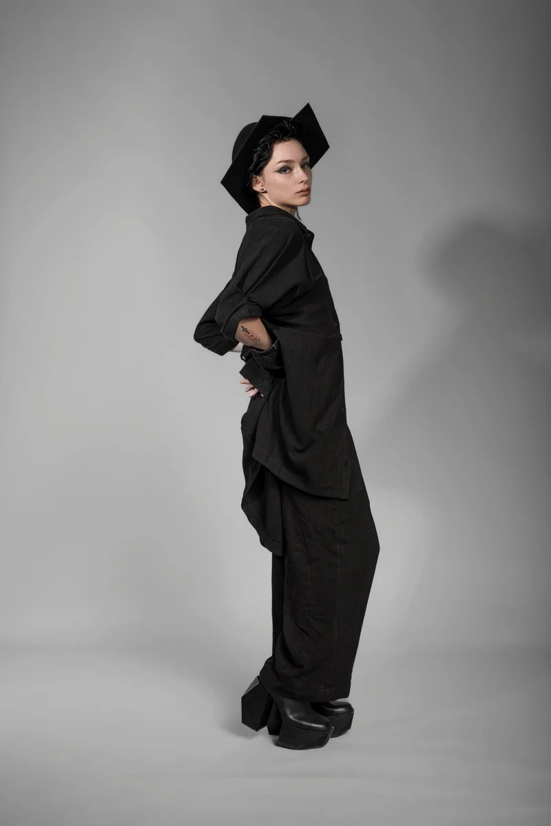 eigensinnig wien | Foucault | Schwarze Designer Longbluse aus Leinen für Damen