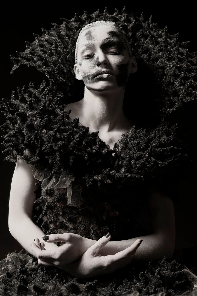 eigensinnig wien | 2020 | Avantgarde Kleid über Angst, Isolation und Aggression