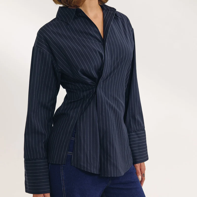 Asymmetrisches Hemd - Marineblauer Nadelstreifen