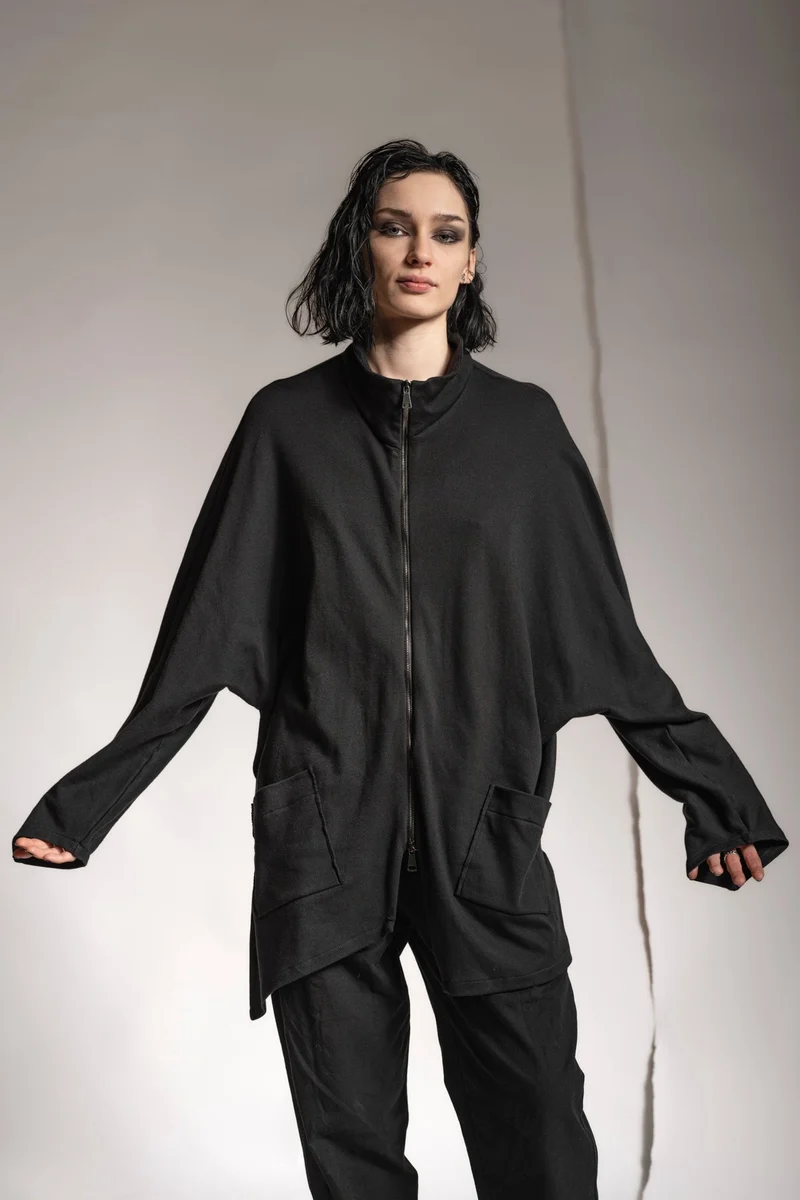 eigensinnig wien | Horaz | Sportlich-elegante Shirtjacke für Damen und Herren in Schwarz