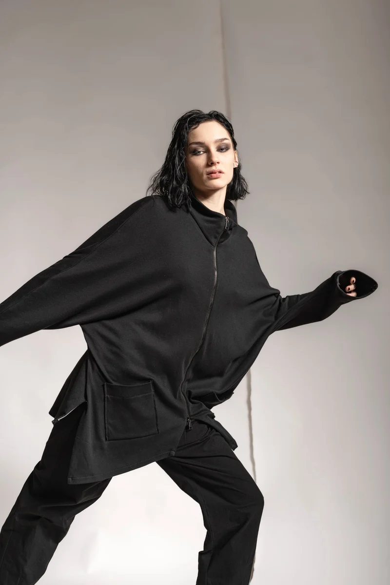 eigensinnig wien | Horaz | Sportlich-elegante Shirtjacke für Damen und Herren in Schwarz