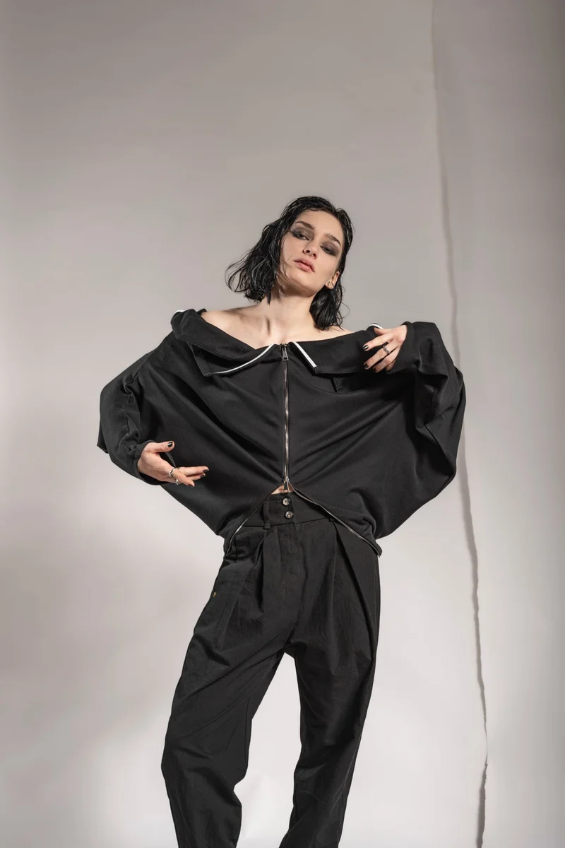 eigensinnig wien | Horaz | Sportlich-elegante Shirtjacke für Damen und Herren in Schwarz