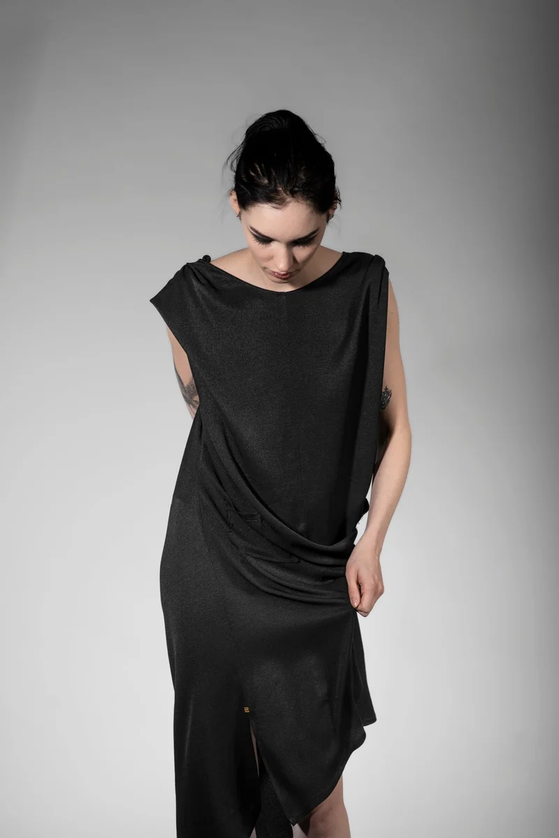 eigensinnig wien | Hypatia | Schwarzes, elegantes Oversize Kleid in außergewöhnlichem Design