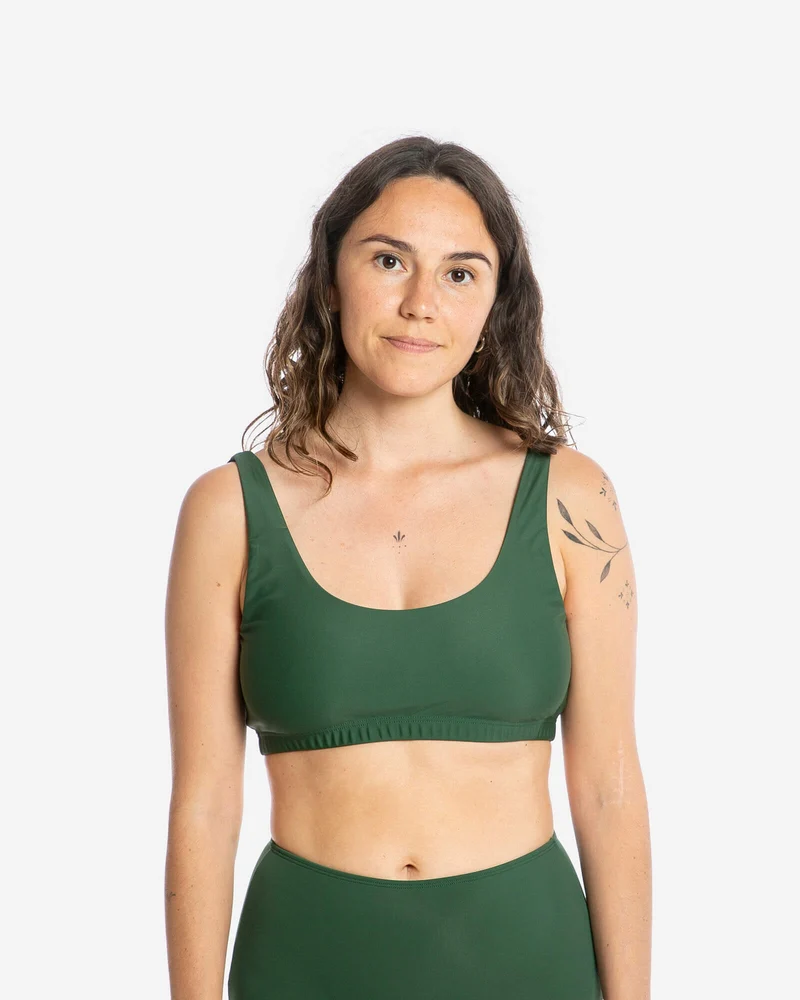 Dunkelgrünes Bikinioberteil Surf aus nachhaltigem Econyl von Matona
