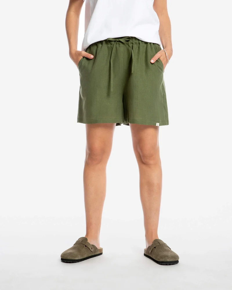Olivegrüne Shorts Simple aus 100% Leinen von Matona