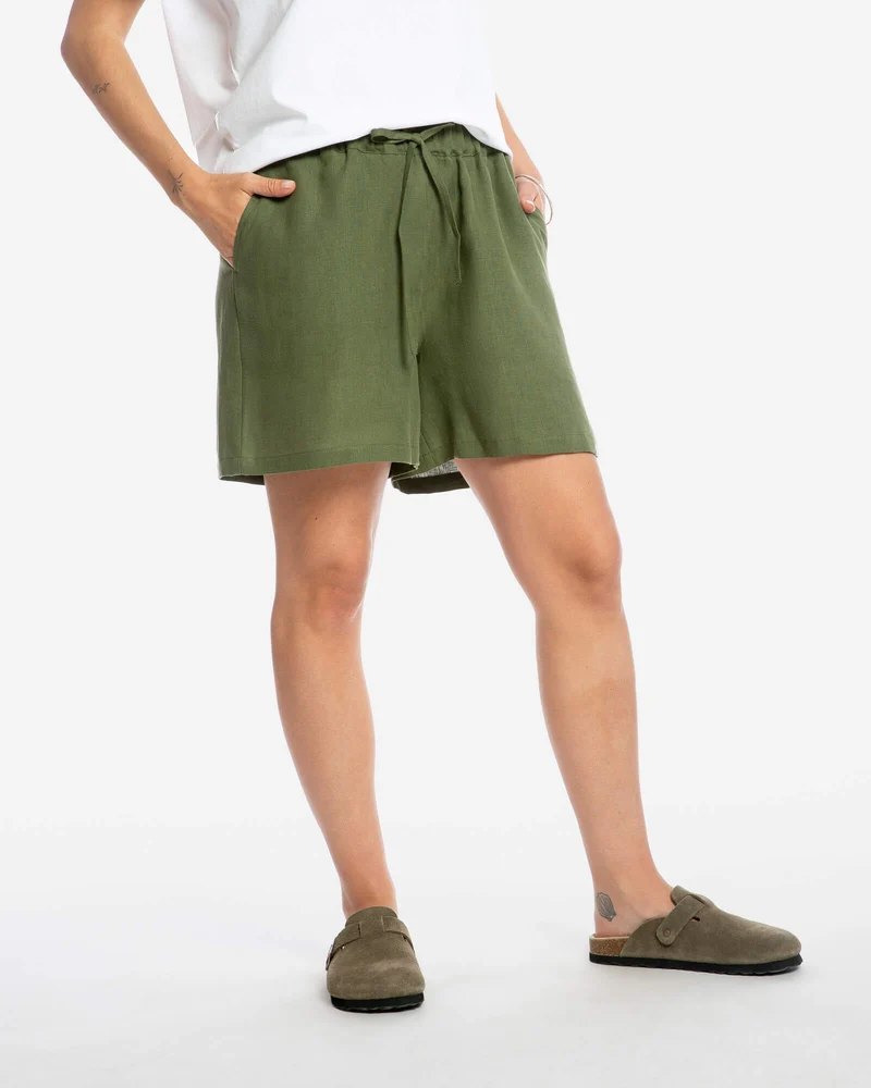 Olivegrüne Shorts Simple aus 100% Leinen von Matona