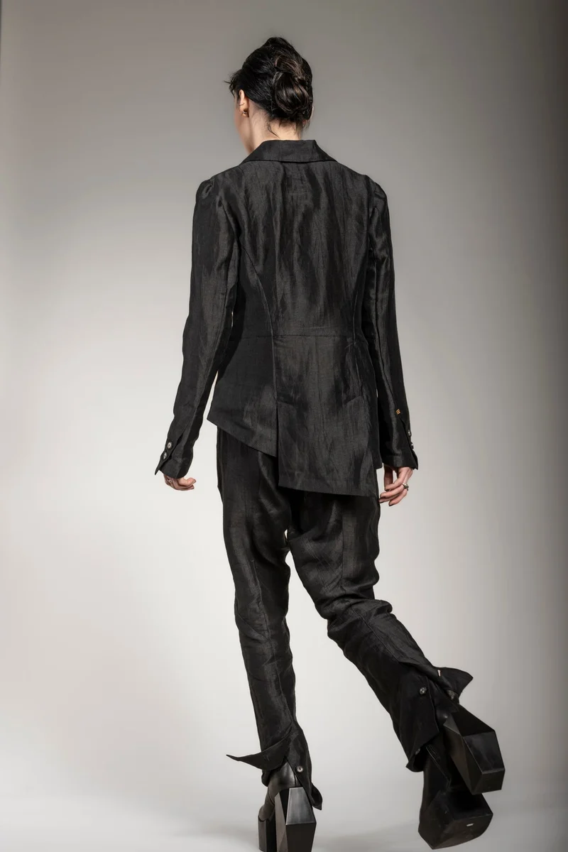 eigensinnig wien | SteVic | Schwarzer Leinenanzug für Damen mit asymmetrischem Blazer