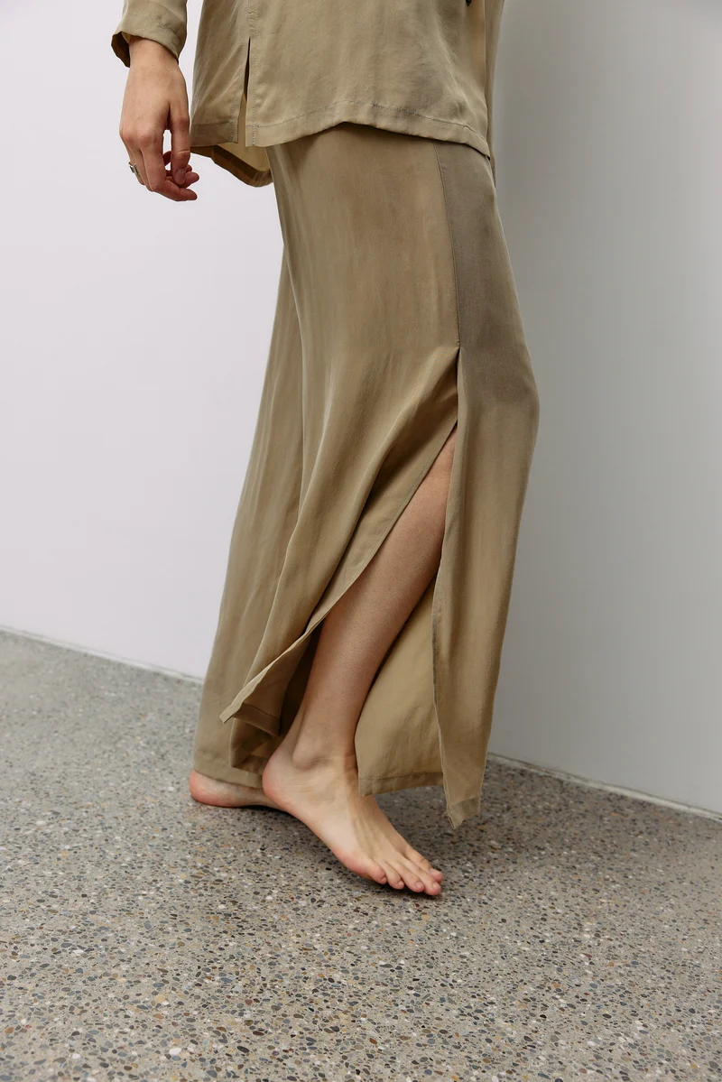 Woven Cupro Leisure Pants - coriander - von Moya Kala
