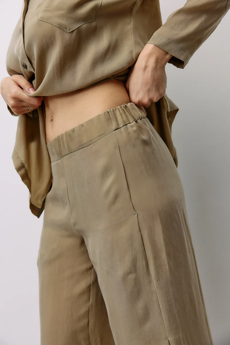 Woven Cupro Leisure Pants - coriander - von Moya Kala