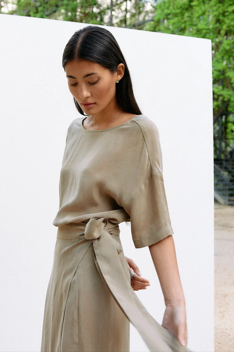 Woven Cupro Reversible Top - coriander - von Moya Kala