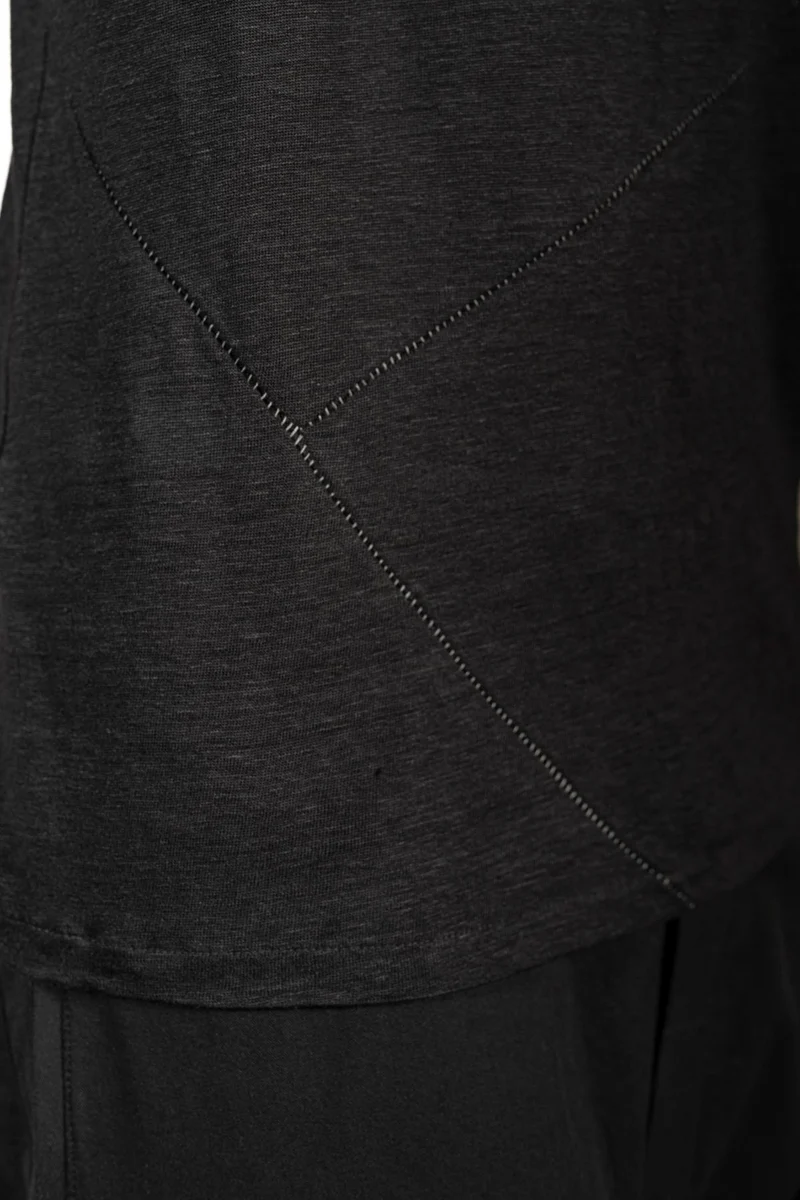 eigensinnig wien | Thaler | Lässiges, schwarzes Leinen T-Shirt mit asymmetrischen Nähten