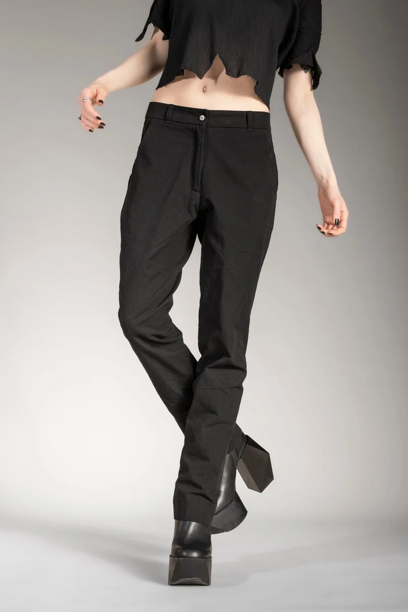 eigensinnig wien | Victoria | Schwarze Designer Chino Hose für Damen aus japanischer Baumwolle