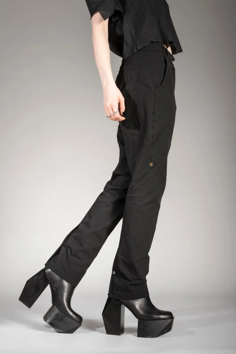 eigensinnig wien | Victoria | Schwarze Designer Chino Hose für Damen aus japanischer Baumwolle