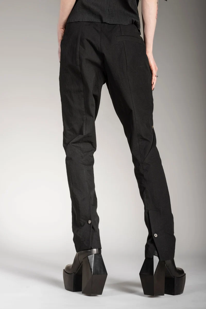 eigensinnig wien | Victoria | Schwarze Designer Chino Hose für Damen aus japanischer Baumwolle