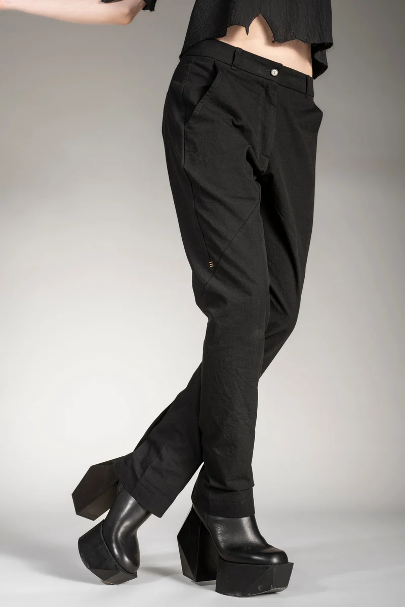 eigensinnig wien | Victoria | Schwarze Designer Chino Hose für Damen aus japanischer Baumwolle