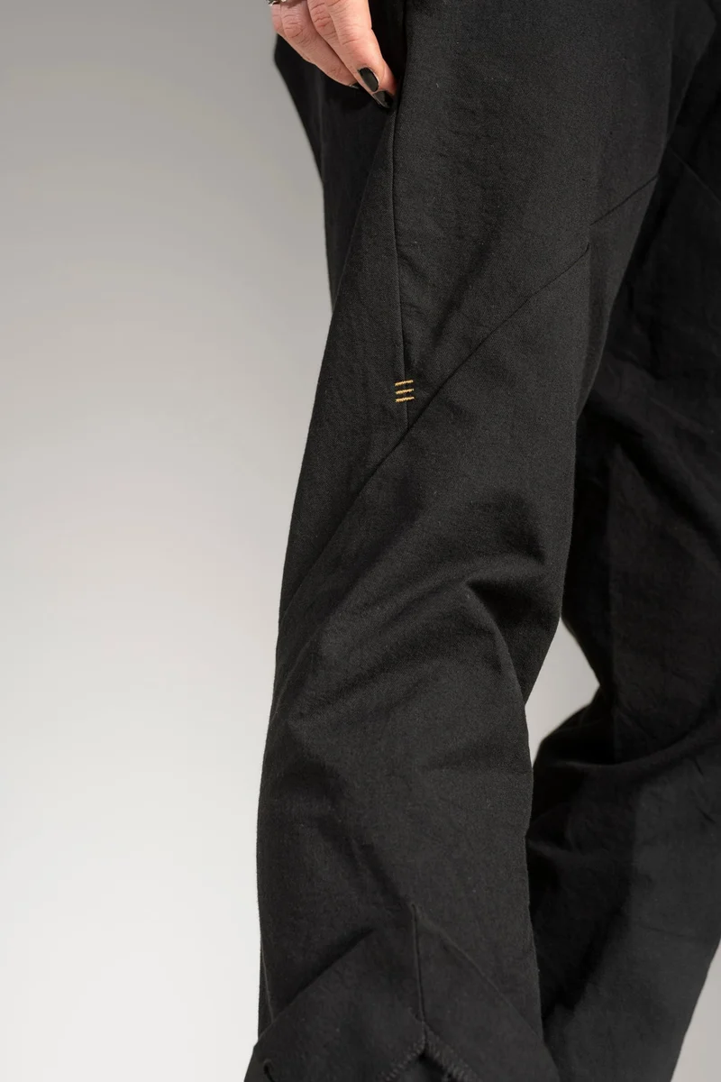 eigensinnig wien | Victoria | Schwarze Designer Chino Hose für Damen aus japanischer Baumwolle