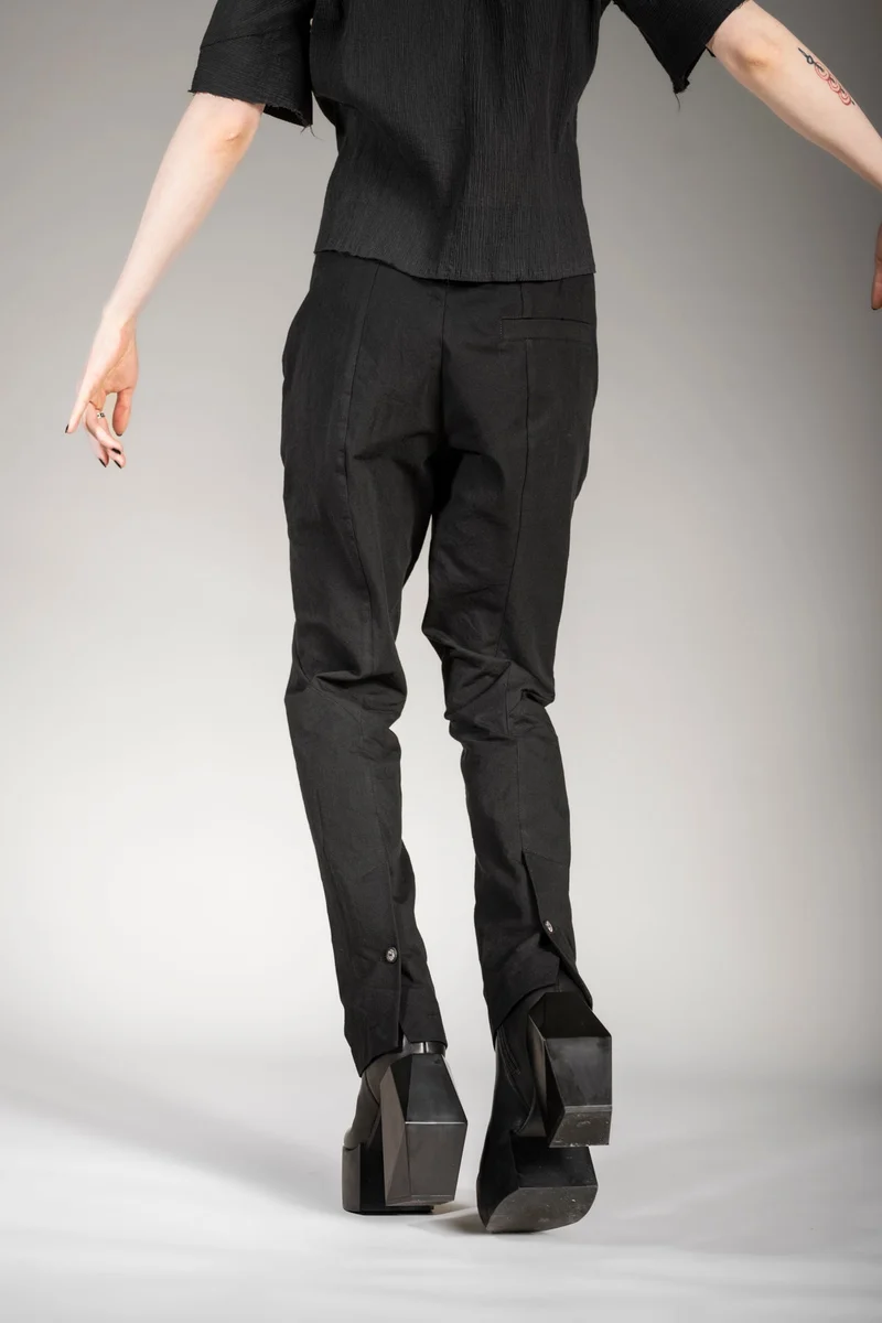 eigensinnig wien | Victoria | Schwarze Designer Chino Hose für Damen aus japanischer Baumwolle