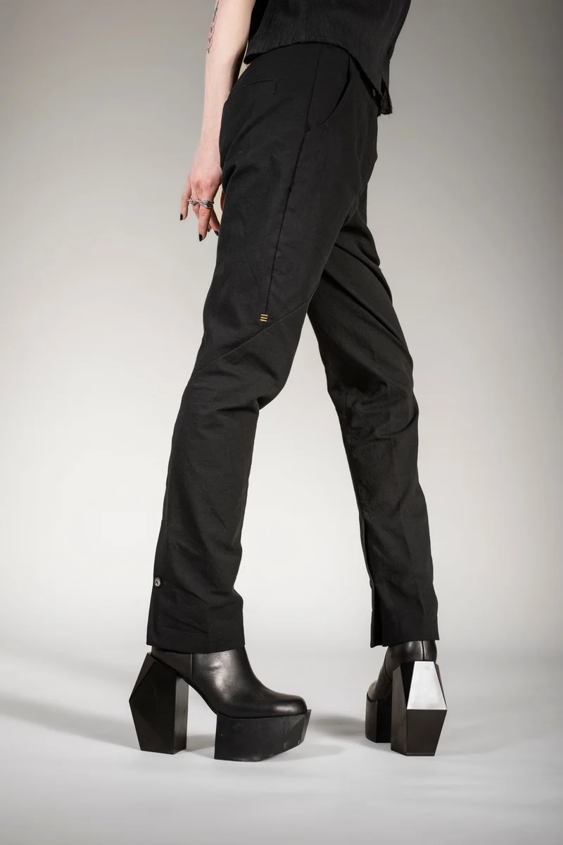 eigensinnig wien | Victoria | Schwarze Designer Chino Hose für Damen aus japanischer Baumwolle