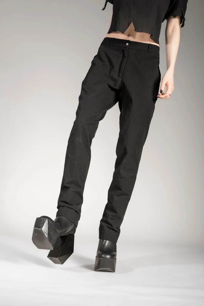 eigensinnig wien | Victoria | Schwarze Designer Chino Hose für Damen aus japanischer Baumwolle