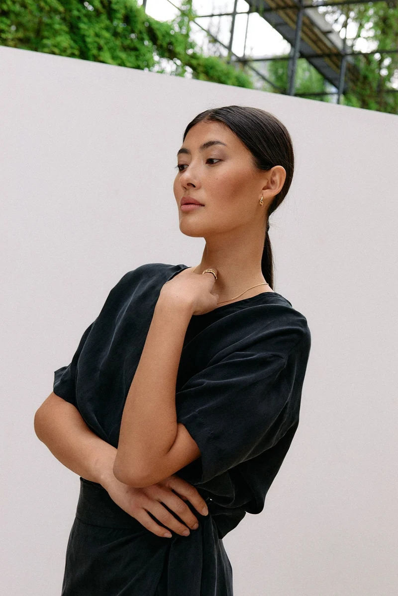 Woven Cupro Reversible Top - graphite - von Moya Kala