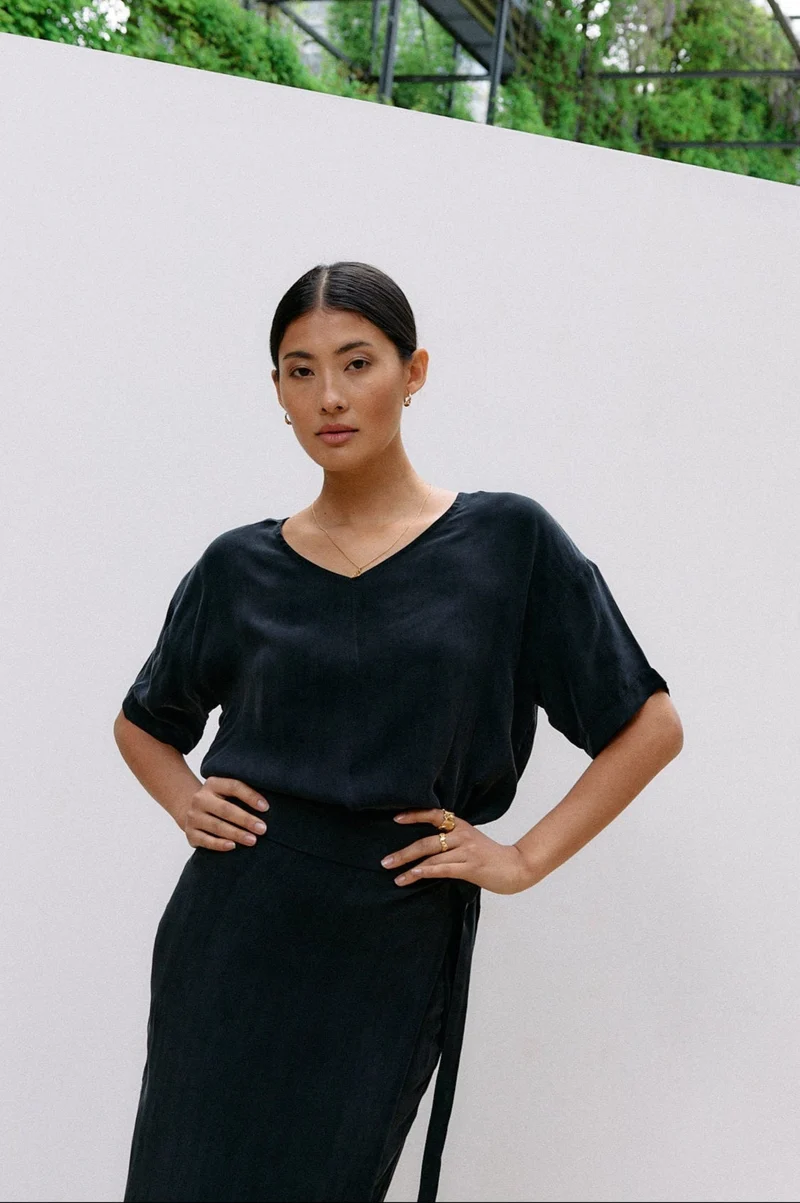 Woven Cupro Reversible Top - graphite - von Moya Kala