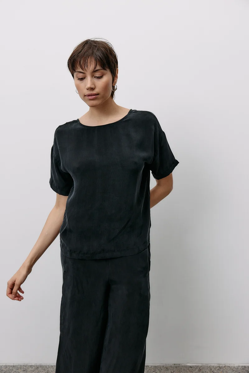 Woven Cupro Reversible Top - graphite - von Moya Kala