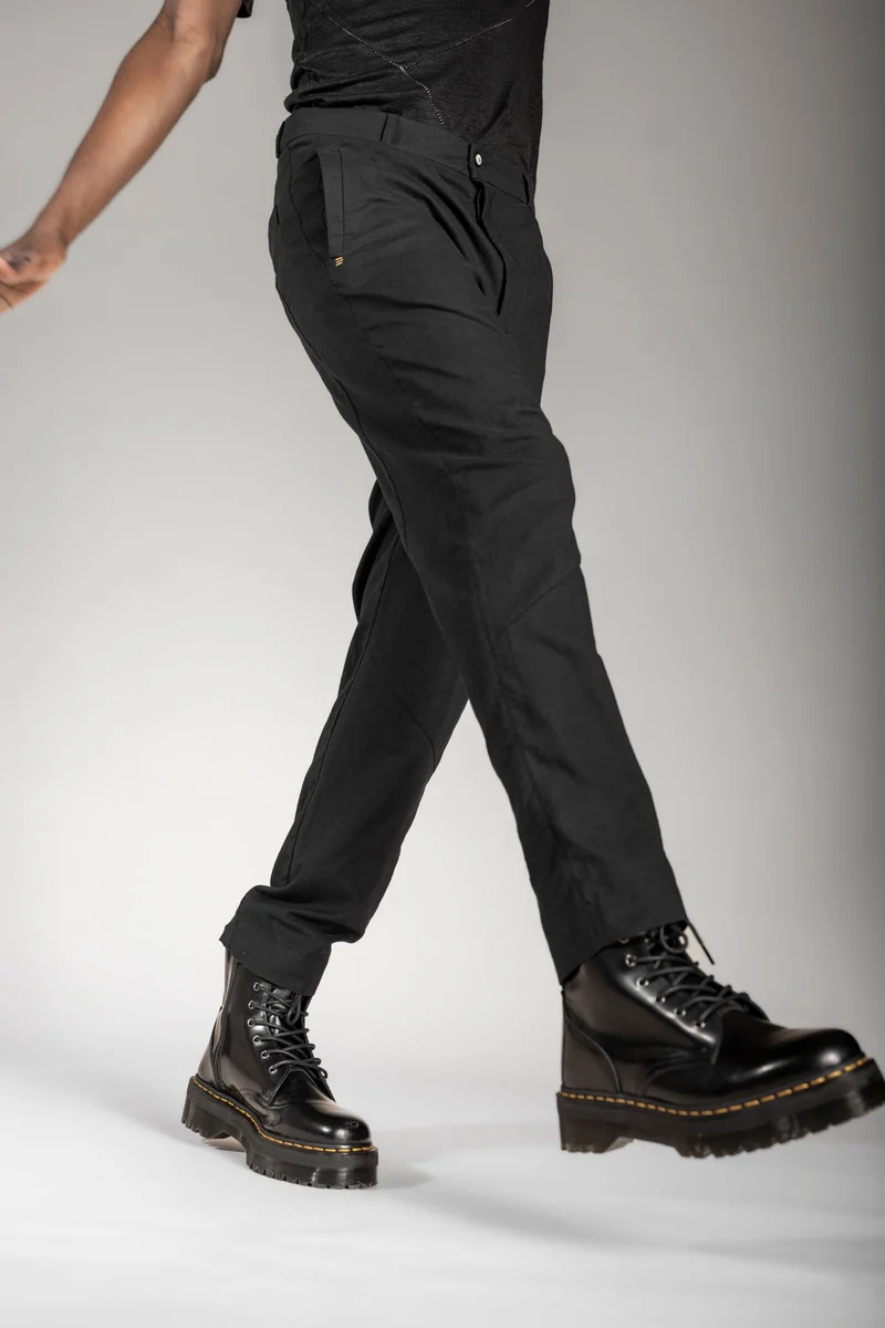 eigensinnig wien | Meinong | Schwarze Designerhose für Herren aus leichter Baumwolle