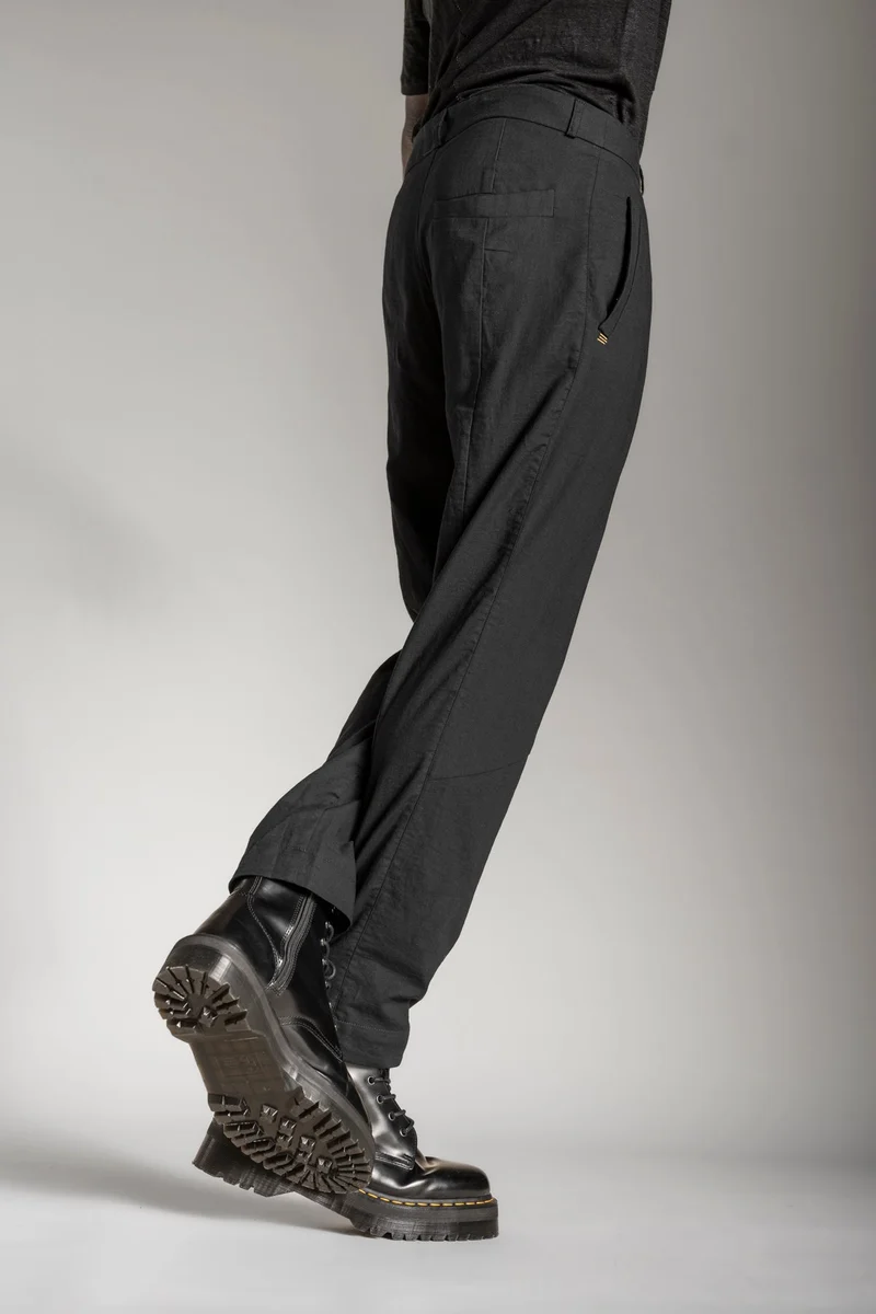 eigensinnig wien | Meinong | Schwarze Designerhose für Herren aus leichter Baumwolle
