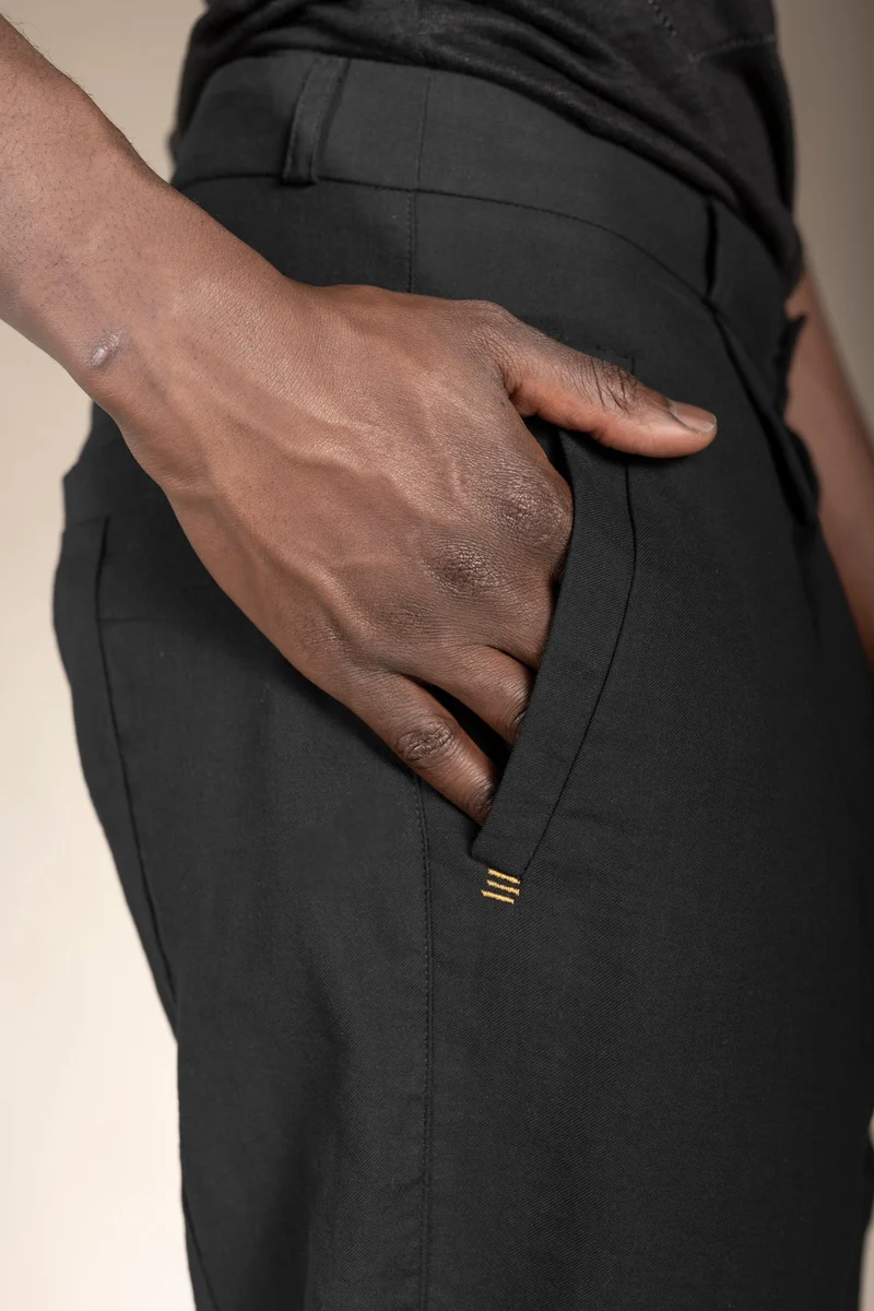 eigensinnig wien | Meinong | Schwarze Designerhose für Herren aus leichter Baumwolle