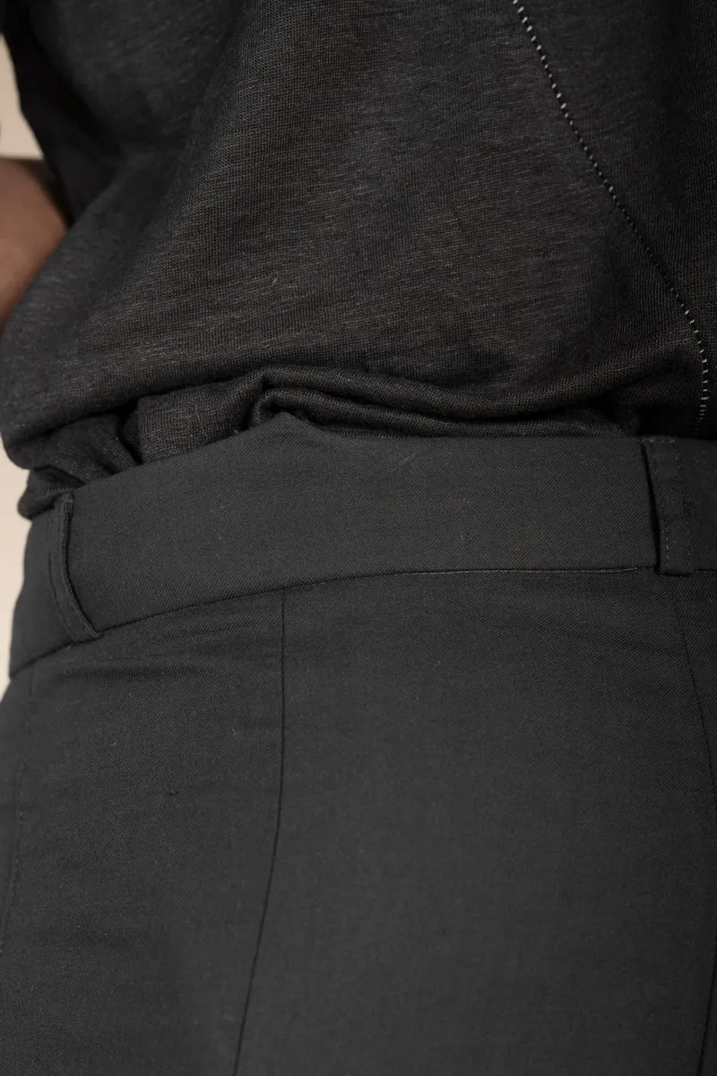 eigensinnig wien | Meinong | Schwarze Designerhose für Herren aus leichter Baumwolle