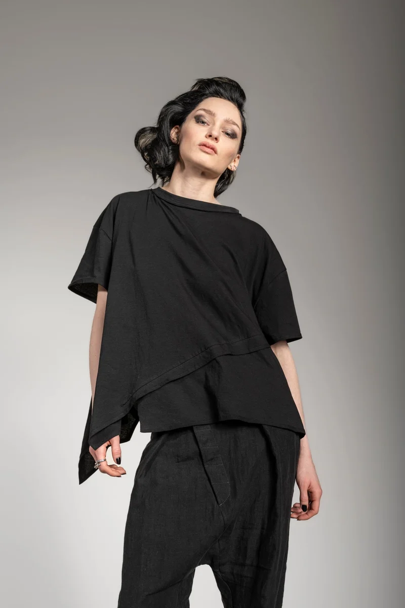 eigensinnig wien | Gwen | Asymmetrisches T-Shirt in Schwarz aus leichter Baumwolle
