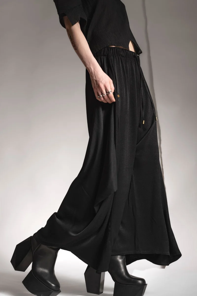 eigensinnig wien | Averroes | Eleganter Hosenrock in Schwarz