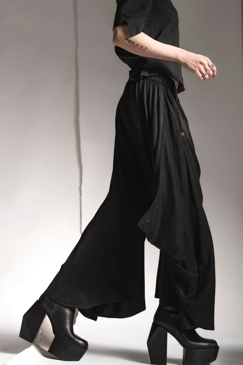 eigensinnig wien | Averroes | Eleganter Hosenrock in Schwarz
