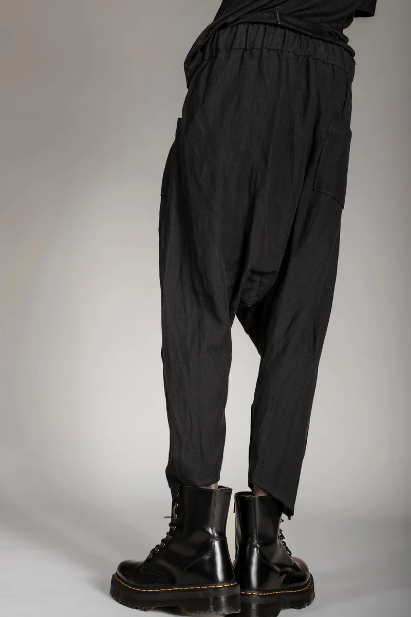 eigensinnig wien | Russell | Schwarze Designer Cropped Drop Crotch Pants aus Leinen