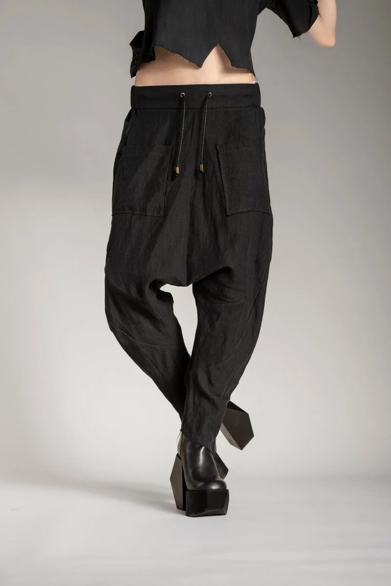 eigensinnig wien | Russell | Schwarze Designer Cropped Drop Crotch Pants aus Leinen