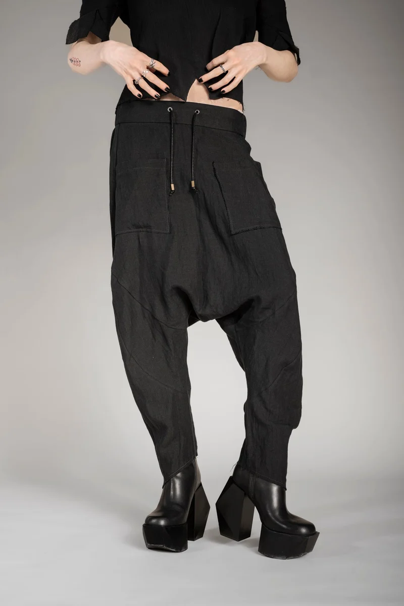eigensinnig wien | Russell | Schwarze Designer Cropped Drop Crotch Pants aus Leinen