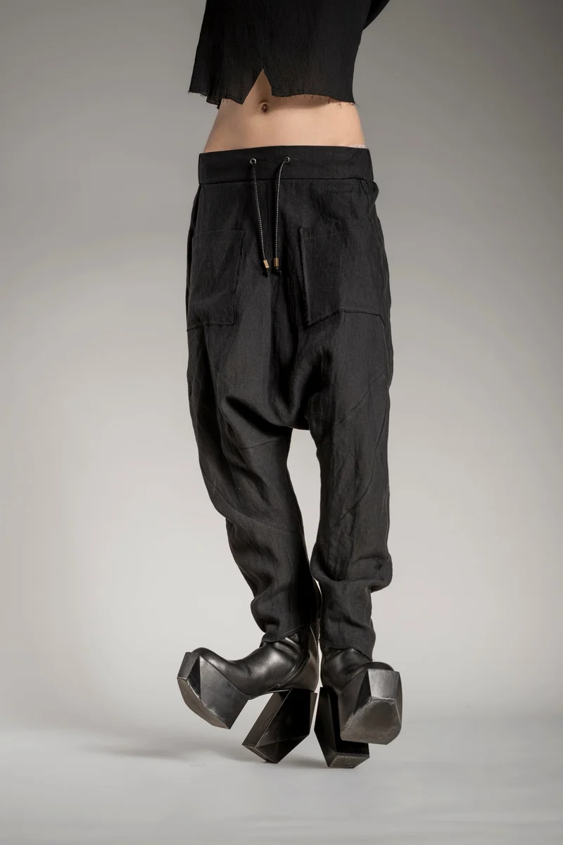 eigensinnig wien | Russell | Schwarze Designer Cropped Drop Crotch Pants aus Leinen