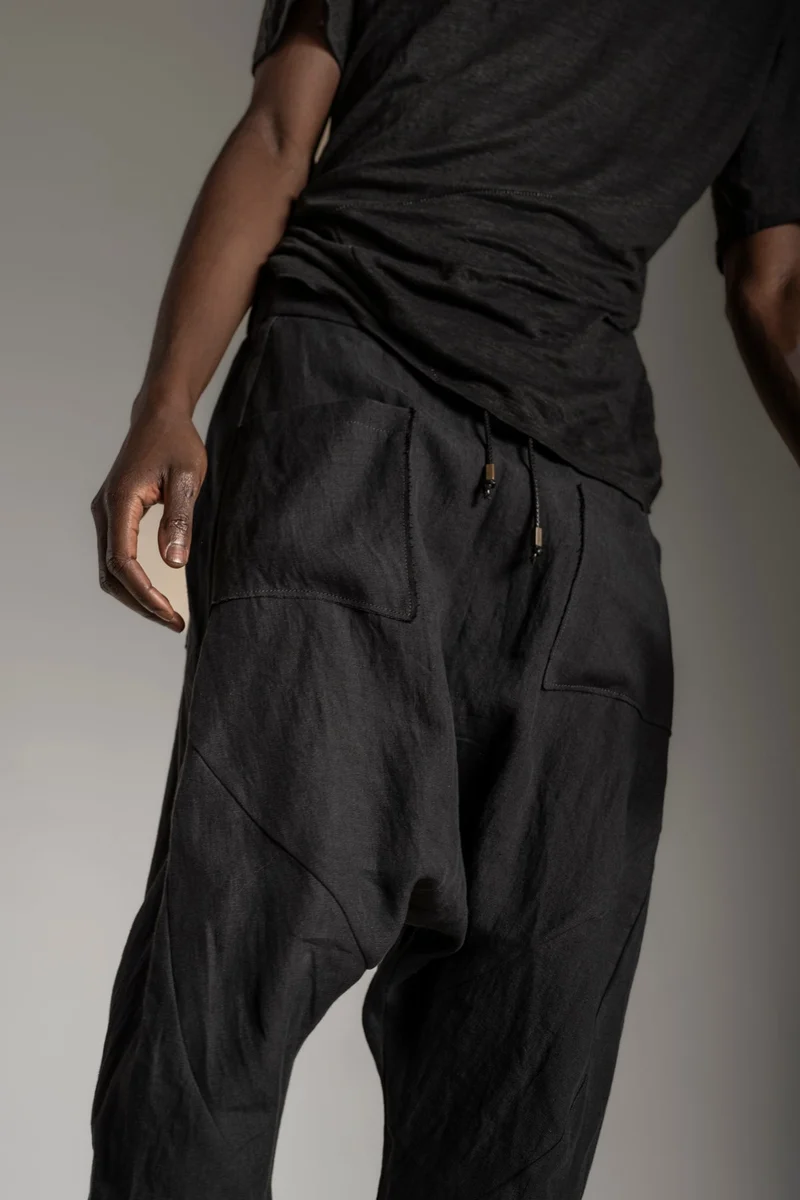 eigensinnig wien | Russell | Schwarze Designer Cropped Drop Crotch Pants aus Leinen