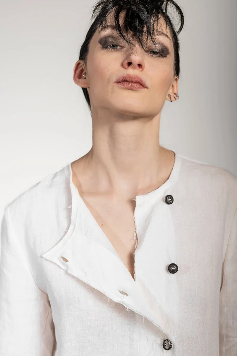 eigensinnig wien | Jelinek | Asymmetrische Designer Bluse aus Leinen für Damen in Weiß