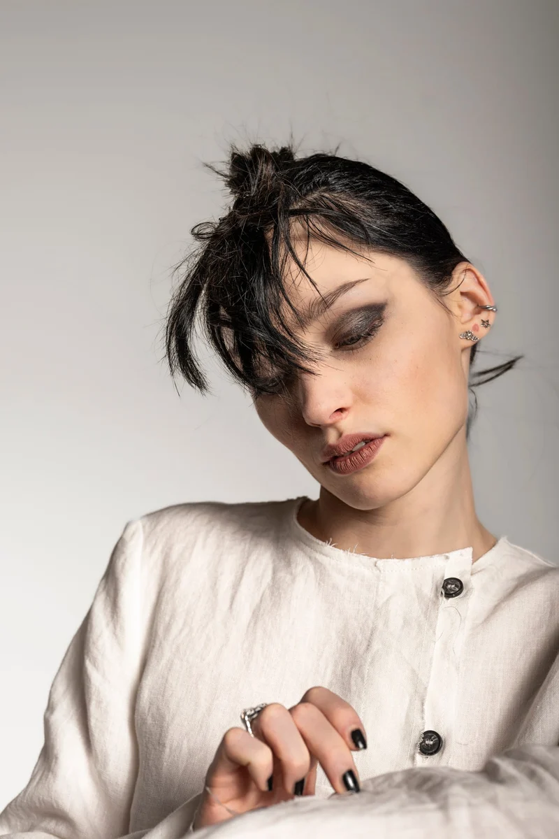 eigensinnig wien | Jelinek | Asymmetrische Designer Bluse aus Leinen für Damen in Weiß