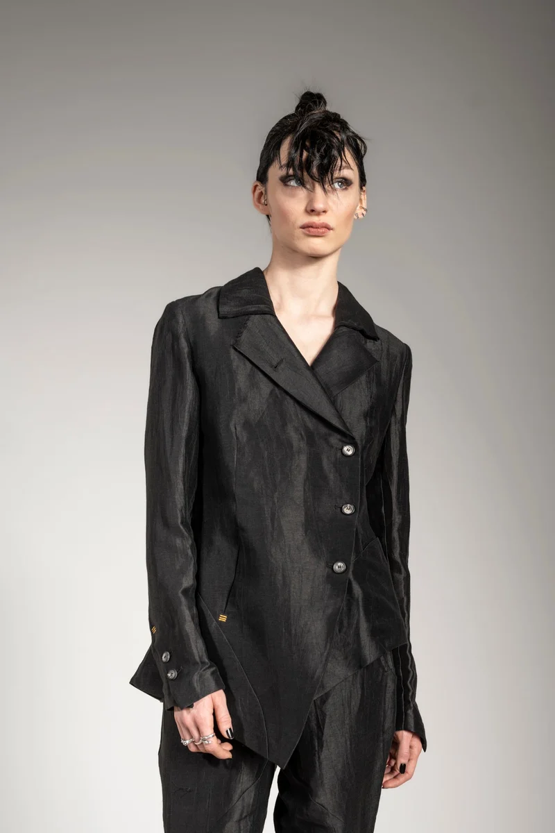 eigensinnig wien | Stein | Asymmetrischer Designer Blazer für Damen aus Leinen in Schwarz
