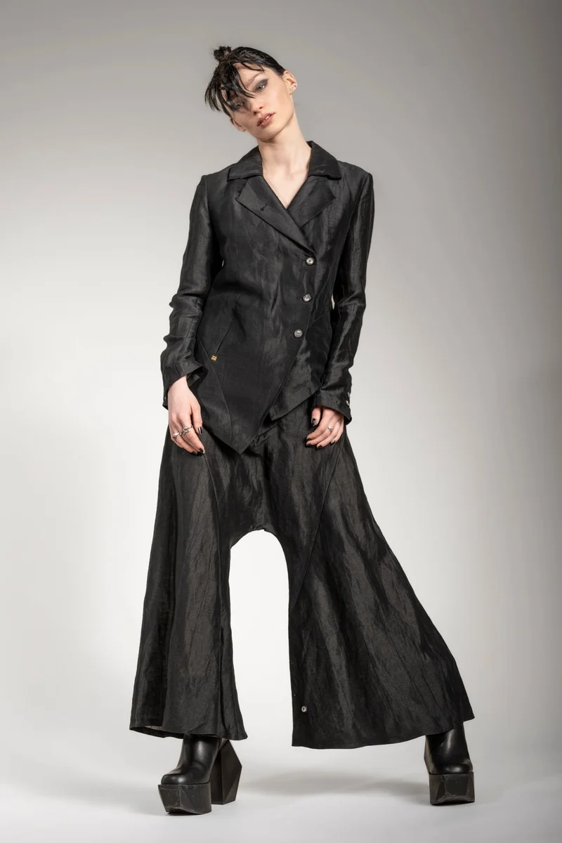eigensinnig wien | Stein | Asymmetrischer Designer Blazer für Damen aus Leinen in Schwarz