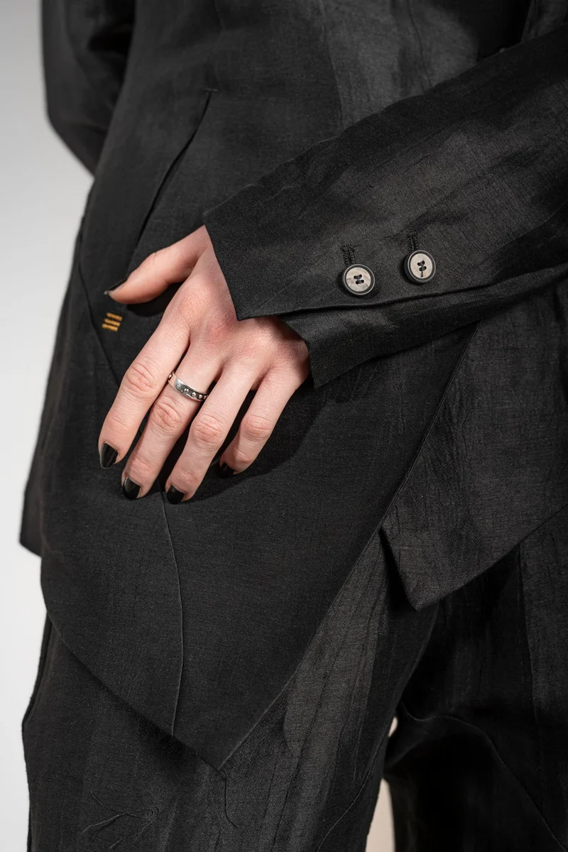 eigensinnig wien | Stein | Asymmetrischer Designer Blazer für Damen aus Leinen in Schwarz