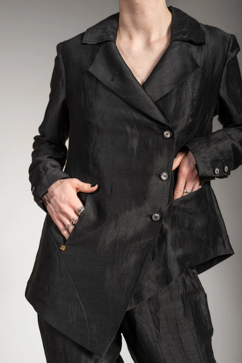 eigensinnig wien | Stein | Asymmetrischer Designer Blazer für Damen aus Leinen in Schwarz