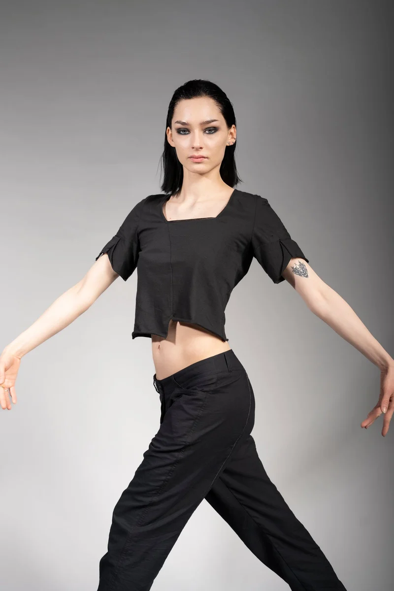 eigensinnig wien | Psyche | Schwarzes Designer Crop Top für Damen aus Baumwolle