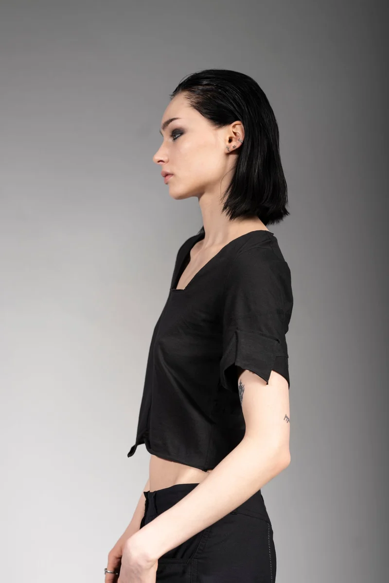 eigensinnig wien | Psyche | Schwarzes Designer Crop Top für Damen aus Baumwolle